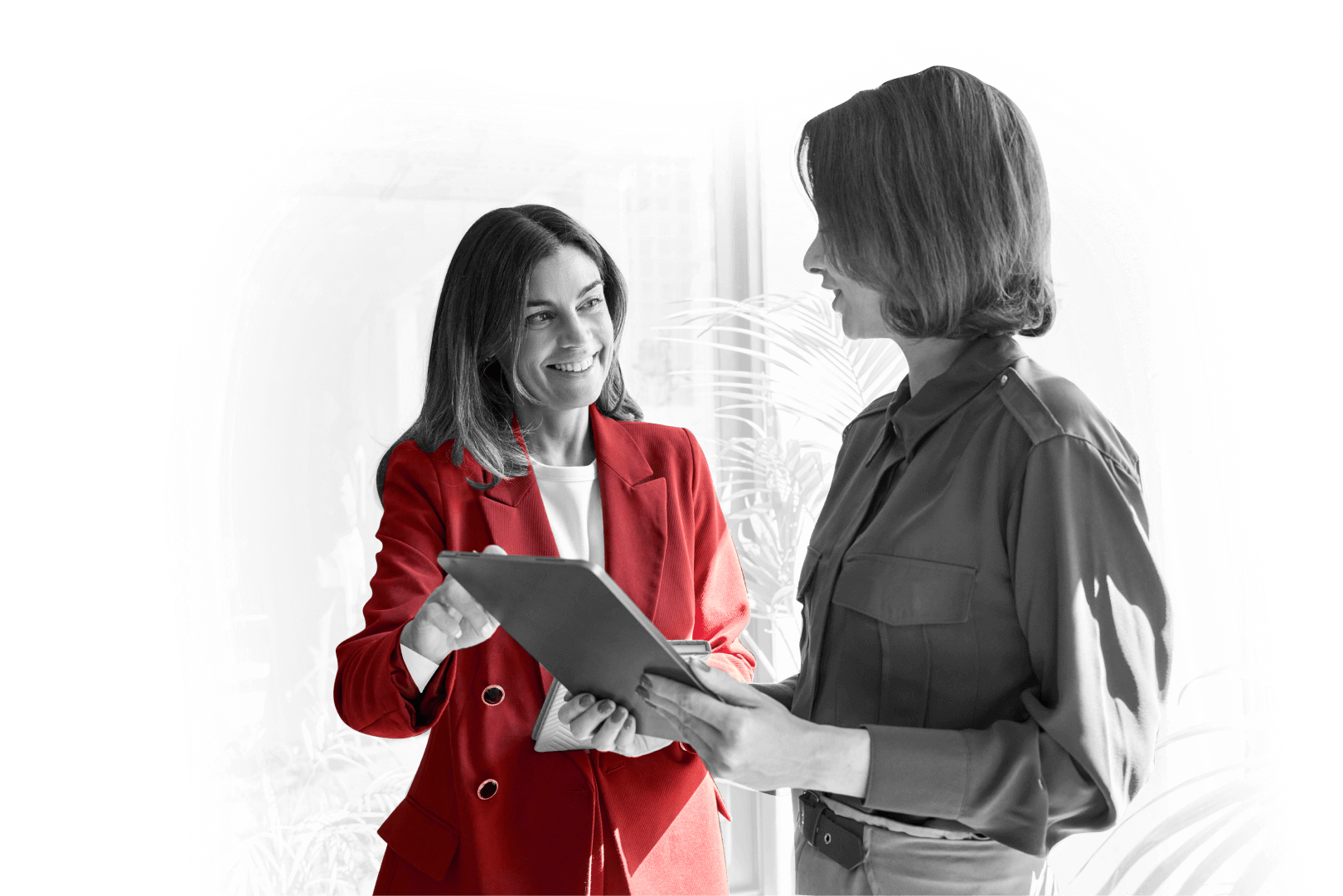 Femme en tailleur rouge parle avec une autre personne